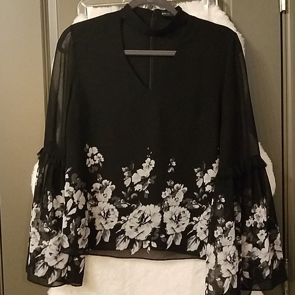 Sheer bell sleeve necklace front v-neck blouse